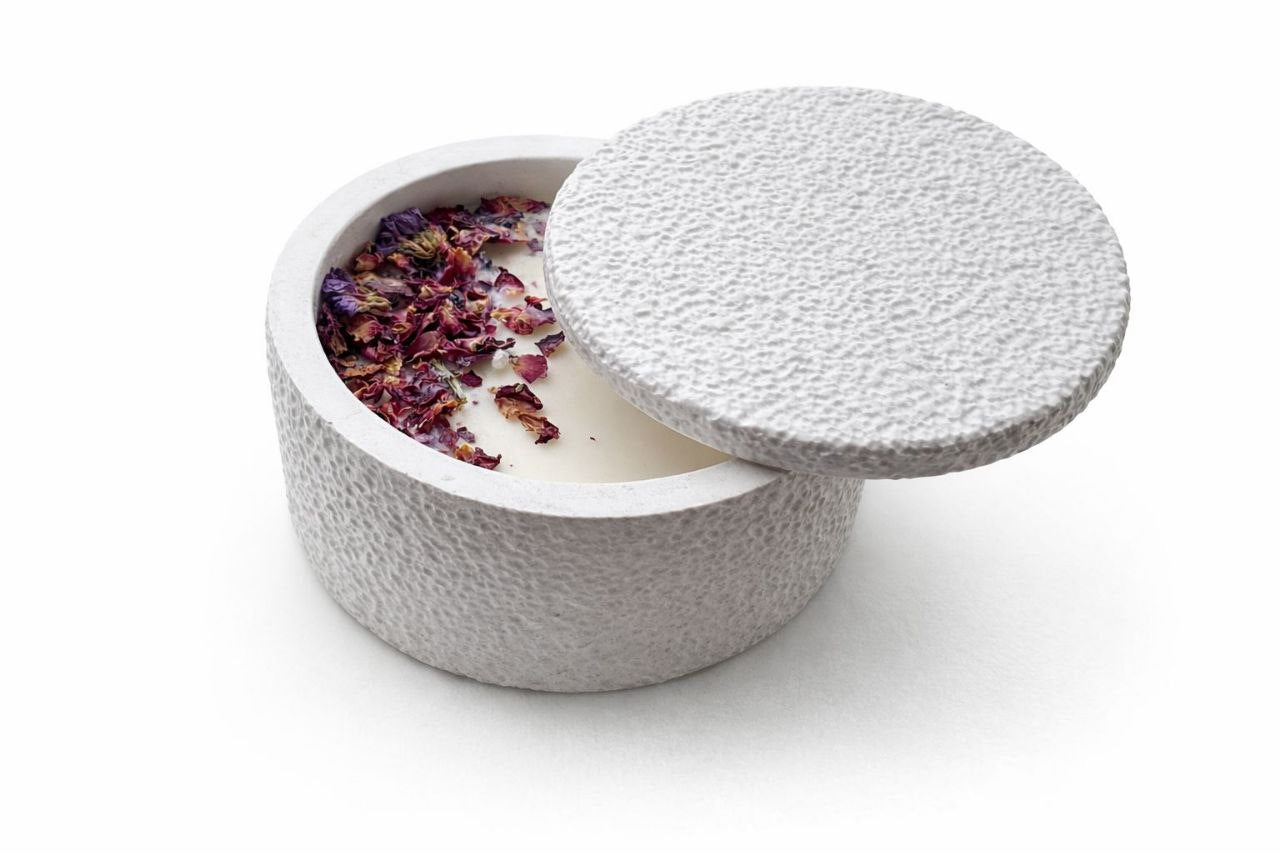 Ivory Essence  Handgemaakte Betonnen Kaars met Deksel 250g