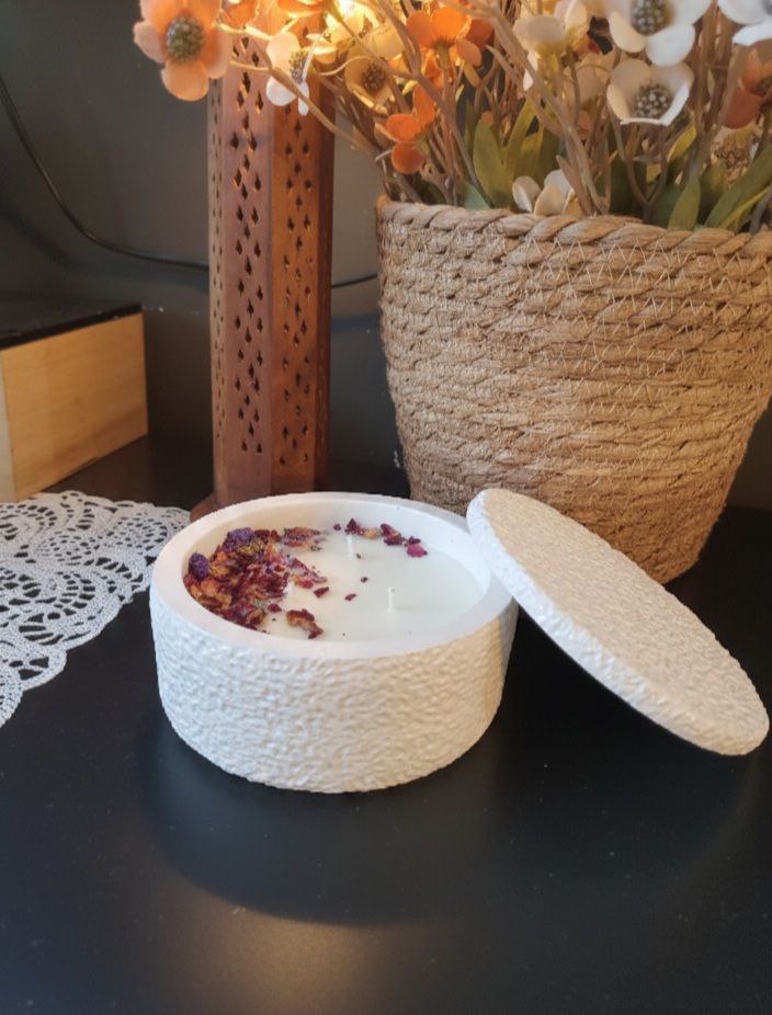 Ivory Essence  Handgemaakte Betonnen Kaars met Deksel 250g