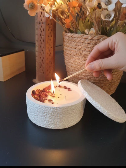 Ivory Essence  Handgemaakte Betonnen Kaars met Deksel 250g