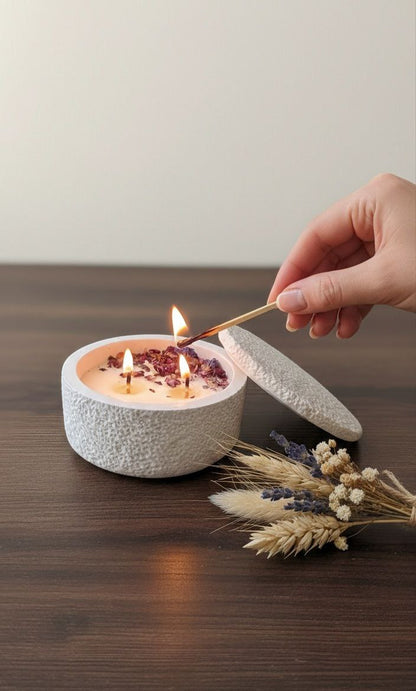 Ivory Essence  Handgemaakte Betonnen Kaars met Deksel 250g