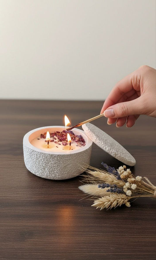 Ivory Essence  Handgemaakte Betonnen Kaars met Deksel 250g