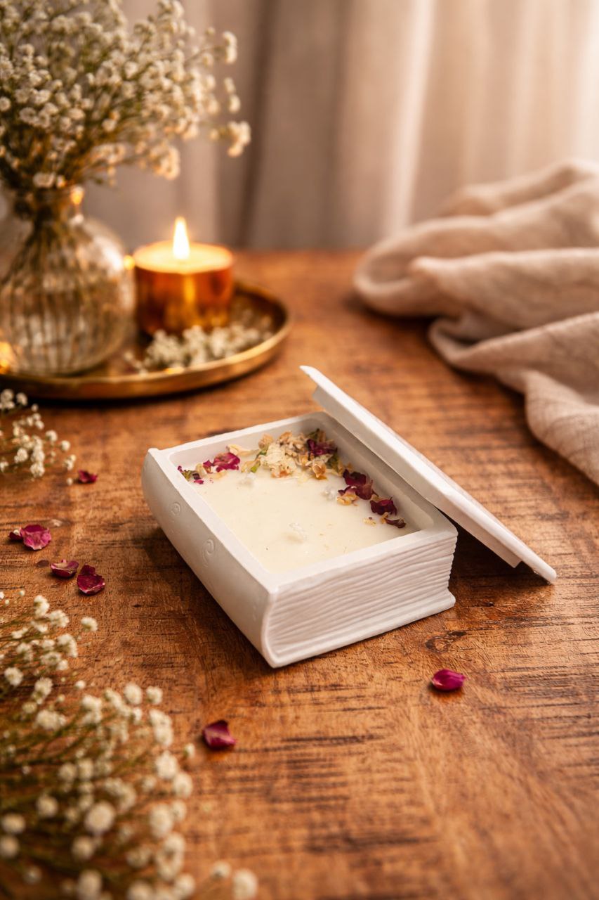 Geurkaars in boekvorm Whispered Pages