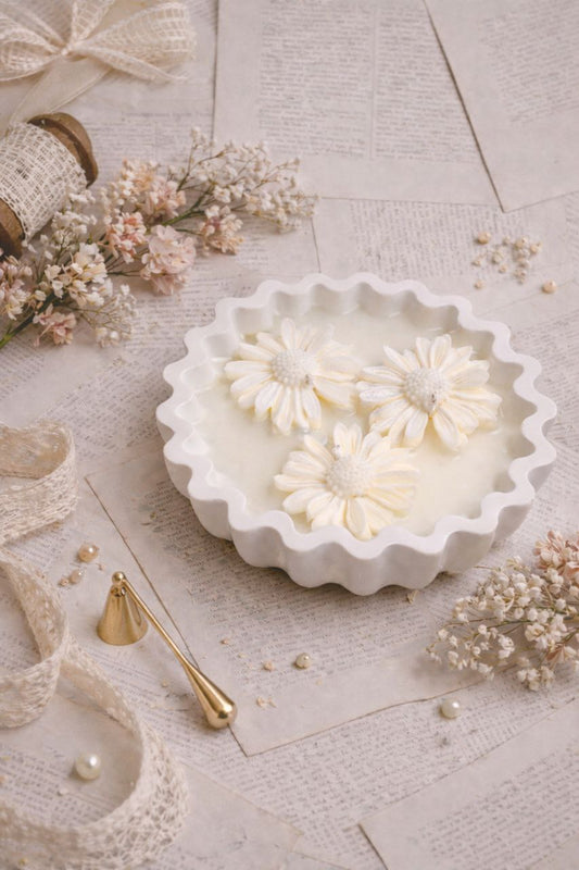 Geurkaars  Kaarsenschaal (Klein / Groot) - Daisy Twist / Kanara Oudh